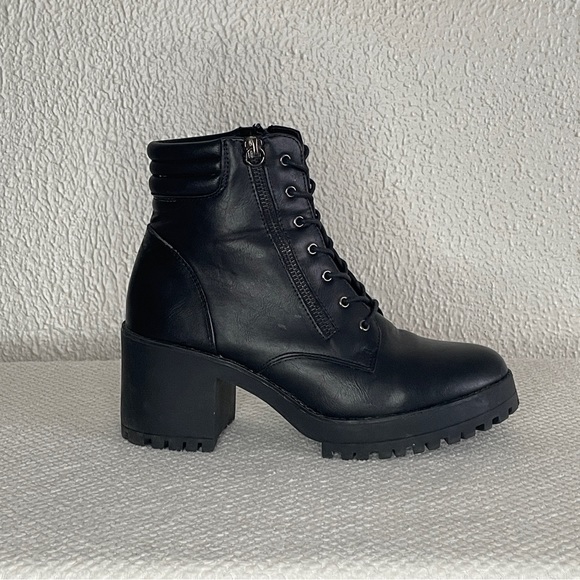 Black lace up combat boots with heel - size 9 - Picture 5 of 5